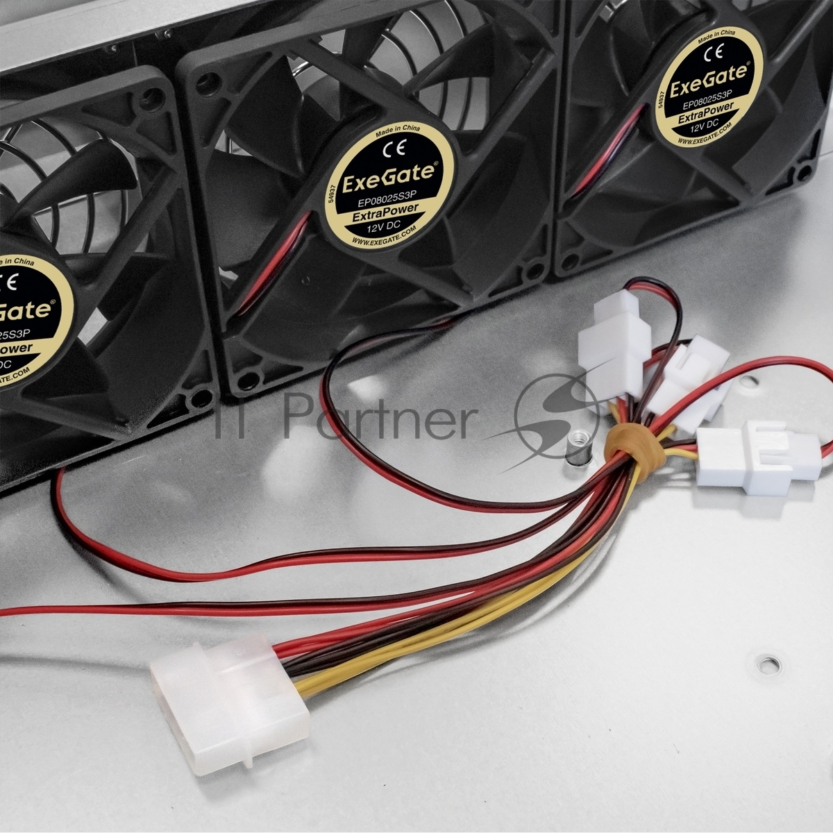 Серверный корпус ExeGate Pro EX281293RUS 2U550-HS08 RM 19", высота 2U, глубина 550, БП 1U-800ADS, 8xHotSwap, USB